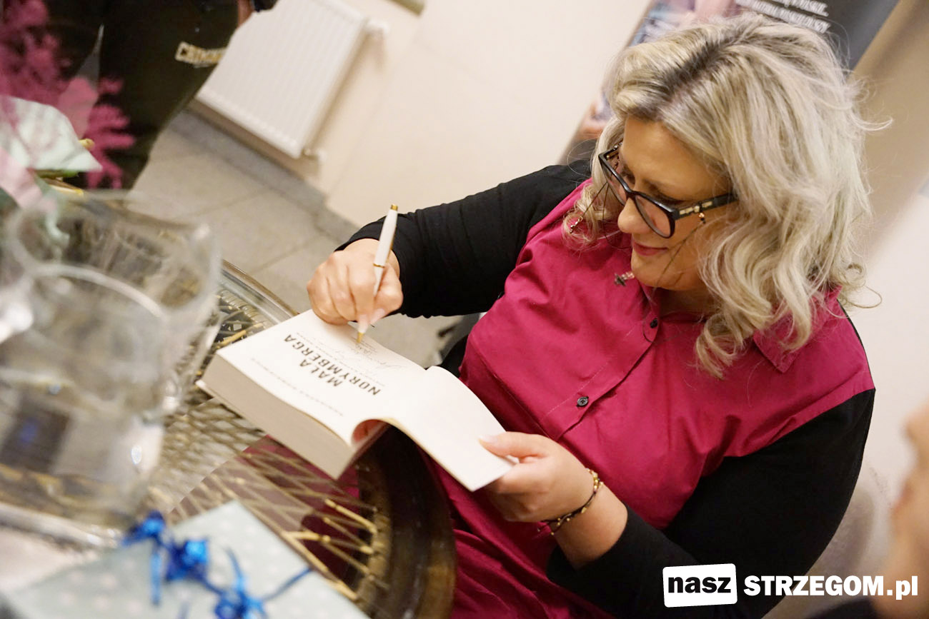 Po wieczorze autorskim z Agnieszką Dobkiewicz ustawiła się kolejka po autografy [FOTO] 